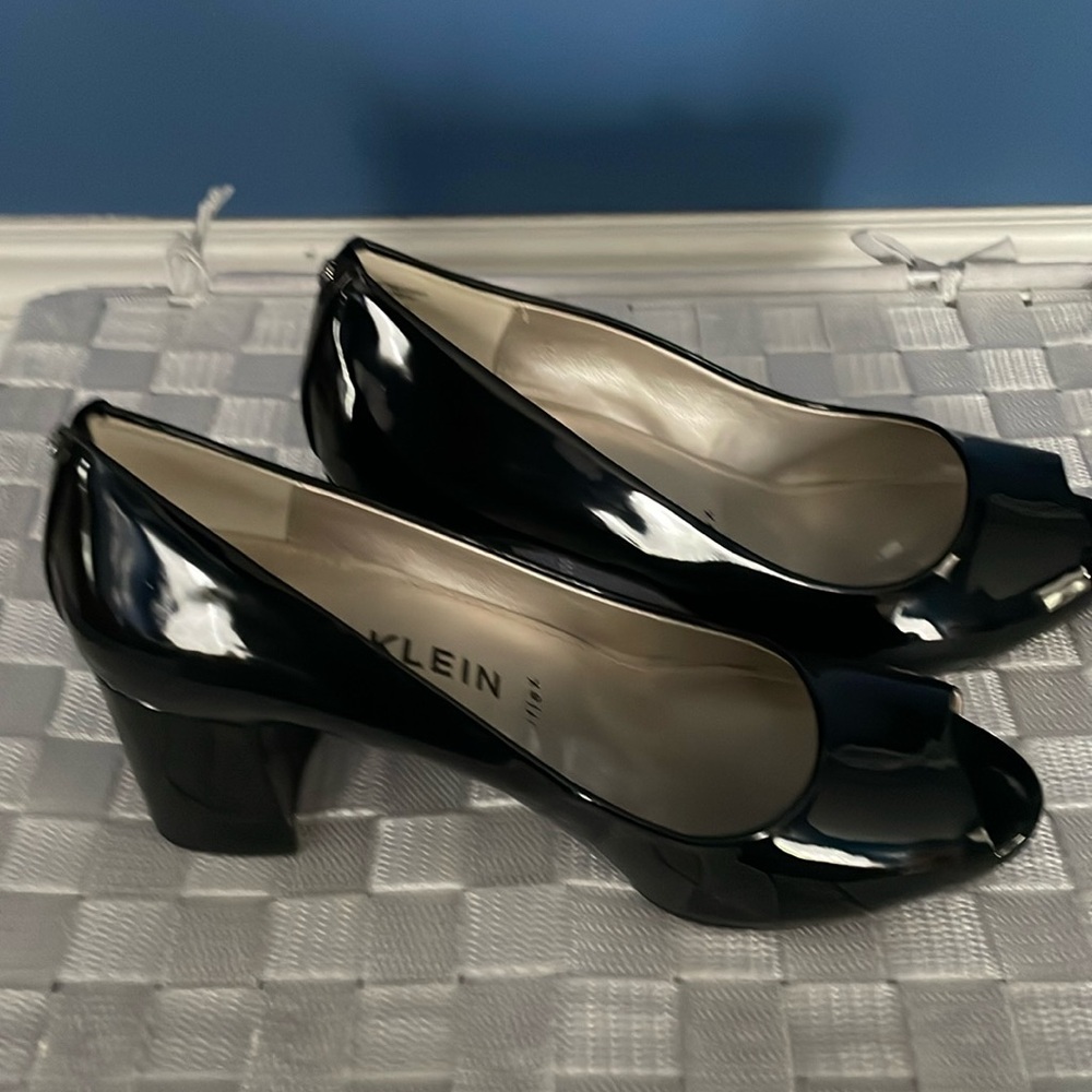 Black heels size 9M